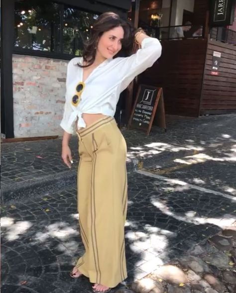 Kareena Kapoor Style, Palazzo Pants Indian, Kapoor Sisters, Style Icons Women, Kareena Kapoor Photos, Kareena Kapoor Pics, Dress Body Type, Thailand Vacation, Saif Ali Khan