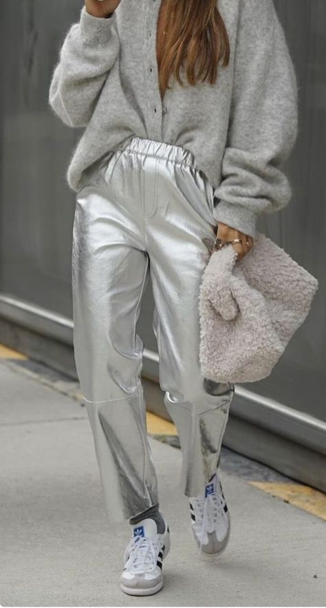 Gray Outfit Ideas, Silver Pants Outfit, Silver Trousers, Gray Outfit, Silver Pants, Metallic Pants, Cooler Look, Looks Street Style, Autumn Street Style