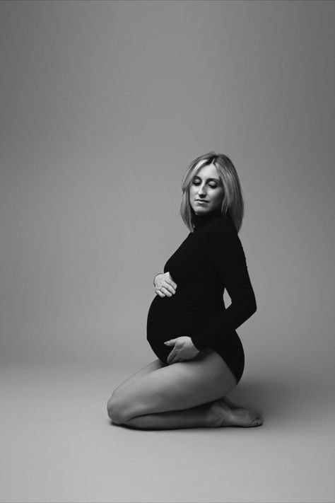 Maternity Pictures At Home, Black And White Maternity Shoot, Maternity Shoot Outfit Ideas, Body Suit Photoshoot, Black And White Shoot, Pregnancy Couple, Maternity Photo Poses, Maternity Shoot Outfit, Studio Maternity Shoot