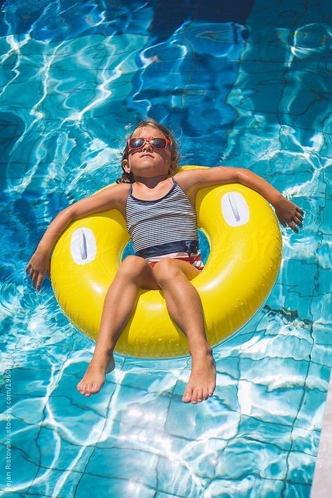 Pool Party Kids, Children Swimming Pool, Pool Photography, Pool Hairstyle Ideas, Hairstyle Idea, Pool Picture, Kiddie Pool, Kid Pool, Pool Hairstyles