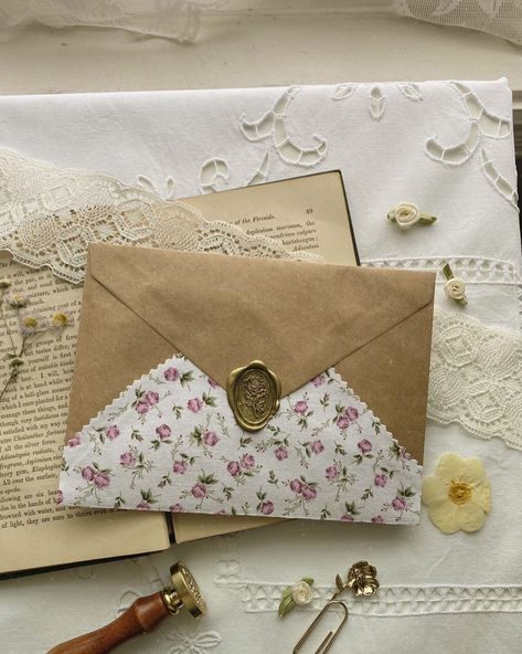 𝒥ℴ𝓇𝒹𝒶𝓃 🕊️🌸 on Instagram: “Springtime penpal letters 💌🌸🥰 I found this calico floral at the fabric store and knew exactly what I wanted it for 🙊 Also, thank you to my…” Handwritten Letter Aesthetic, Penpal Letters, Pen Pal Letters, Cadeau Diy, Letter Gifts, Handwritten Letters, Junk Journaling, Letter I, Mail Art