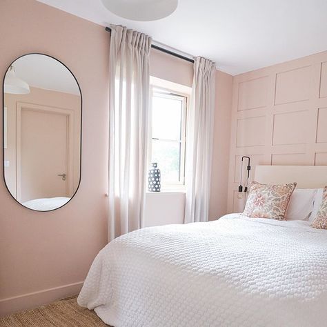 This has to be the prettiest and most tranquil room with the gorgeous pale pink colour scheme and the soft curtains, from the home of Insta account @casacocointhecotswolds. Every wall has been painted the beautiful pink, including the skirting, bringing the wall down to the floor and giving a softer, Scandi look. What we also love about this pink bedroom colour scheme is the subtle black accents from the mirror, curtain rail and bedside lights, which adds a contemporary twist to the look. Teen Pink Bedroom, Bedroom Inspo Teen, Luxury Pink Bedroom, Pale Pink Room, Aesthetic Pink Bedroom, Bedroom Inspo Aesthetic, Pale Pink Bedrooms, Bedroom Inspo Cozy, Flat Makeover