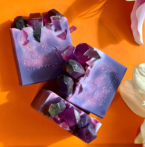 This "precious" soap made with "amethyst crystals" and scented with bright and citrusy twist on a traditional rose fragrance. You'll love the notes of bergamot, orange, grapefruit, dried rose petals, jasmine, sandalwood, and musk. Very soft gentle soap for sensitive and dry skin. Made with extra butters to create a luxury experience! Find a pink option here: https://www.etsy.com/your/shops/RedBearFarmCo/tools/listings/1343011566?ref=listing_card_body&from_page=/your/listings INGREDIENTS:  Olive Geode Soap, Soap Aesthetic, Cold Process Soap Designs, Easy Soap Recipes, Soap Art, Dessert Soap, Traditional Rose, Handmade Soap Recipes, Fancy Soap