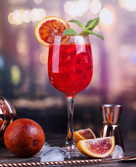 Summer is firmly here. You may well be looking for an alternative to the beloved Aperol Spritz. Enter: The Silk Road Spritz by Azaline Vermouth. This recipe blends fresh ingredients with pomegranate kombucha for an original, refreshing cocktail. See link for the recipe. #elitetraveler #cocktailoftheweek #cocktails #happyhour #mixology Scarlet Spritz, Vermouth Spritz, Drinks With Vermouth, Campari Drinks, Pomegranate Kombucha, Campari Spritz, Italian Spritz, Recipe Low Calorie, Spritz Drink