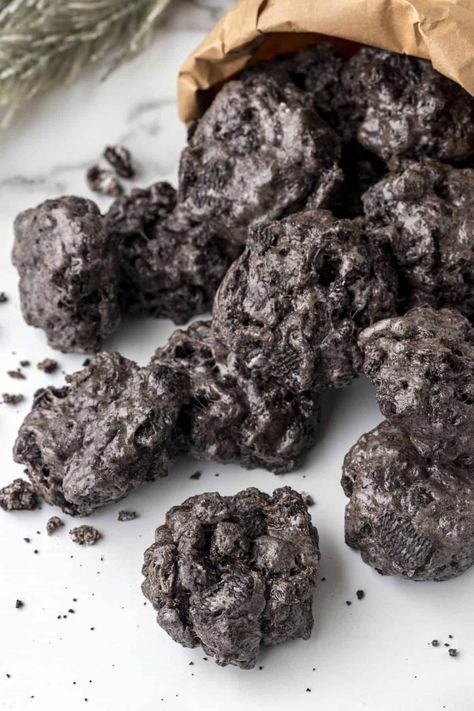 Lump of Coal Cookies Coal Cookies Oreo, Cookies And Cream Marshmallows, Christmas Coal Oreo, Lumps Of Coal Recipe Oreo, Edible Coal For Christmas, Christmas Coal Cookies, Christmas Coal Recipe, Lump Of Coal Treats, Lump Of Coal Cookies