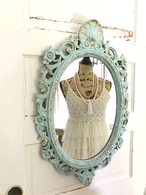 How to Update a Antique Mirror with Chalk Paint in a few easy steps. This will help to create an antique look on any item. Mirror Redo Diy Paint, Old Mirror Ideas, Mirror Patina, Patina Mirror, Chalk Paint Mirror, Sterling Furniture, Painting Mirror Frames, Antique Mirror Diy, Antique Mirror Tiles