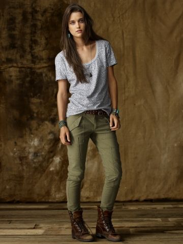 Love this entire outfit. Hiking Style, Safari Outfits, Olive Jeans, Army Green Pants, Olive Pants, Boating Outfit, Ralph Lauren Denim, Outfit Fall, Denim And Supply