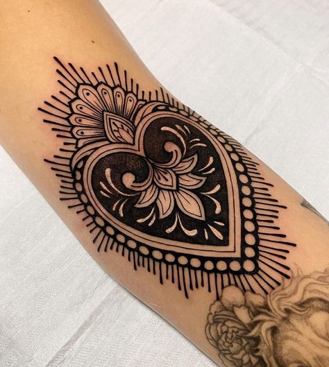 Tatuaje Cover Up, Traditional Heart Tattoos, Traditional Tattoo Inspiration, American Traditional Tattoo Ideas, Traditional Tattoo Ideas, Traditional Tattoo Designs, Bff Tattoos, Black Ink Tattoos, American Traditional Tattoo