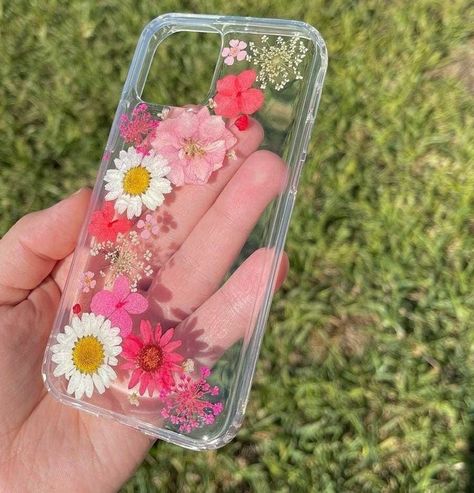 Pressed Flowers Case, Spring Phone Cases, Diy Resin Phone Case, Pressed Flower Phone Case, Arrangement Of Flowers, Phone Case Diy Paint, Diy Phone Case Design, Handmade Phone Case, Dried And Pressed Flowers