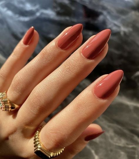 Simple Nails For Pale Skin, Burnt Pink Nails, Nail Colors For Medium Skin Tone, Almond Nail Solid Color, Pinky Brown Nails, Nails For Red Heads, Elegant October Nails, Terracotta Nails Color, Summer Transition To Fall Nails