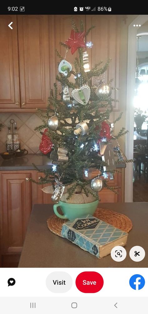 Small Kitchen Christmas Tree, Kitchen Christmas Tree Ideas, Jadeite Christmas, Kitchen Christmas Tree, Christmas Booth, Christmas Vignettes, Christmas Farmhouse, Country Christmas Decorations, Up House