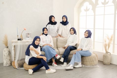 Ig jarimanisstudio Pose Poto, Pose Prewedding, Group Pose, Photography Studio Design, Group Picture Poses, Model Hijab, Graduation Photography Poses, Group Poses, Bff Photoshoot Poses