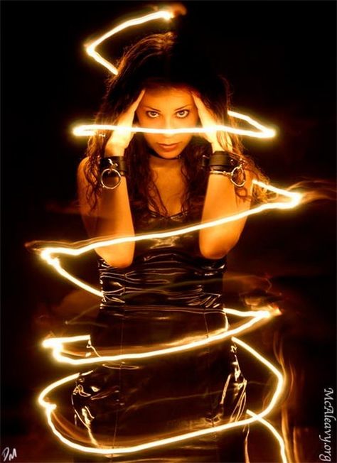 light painting photography 3 Experiment Photography, Light Trail Photography, Lighting Painting, Lighting Portrait, Light Graffiti, Light Painting Photography, Low Light Photography, Long Exposure Photography, Painting Photography