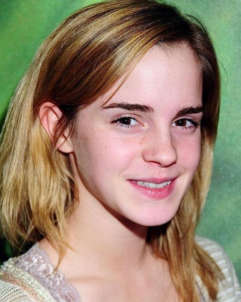 Emma Watson Without Makeup, Emma Watson Makeup, Emma Watson Harry Potter, Emma Watson Pics, Celebs Without Makeup, Richest Celebrities, Very Short Hair, No Makeup, Famous Girls