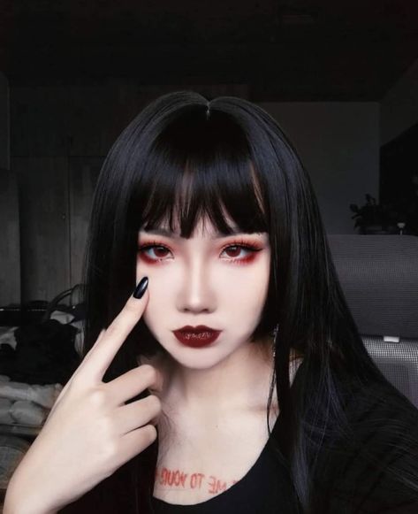 Her hair and makeup are so perfect! 😭 📸 @Whatdidroysay . #hair #makeup #beauty #goth #gothic #gothgirl #gothicgirl #black #blackhair… Alt Makeup, Smink Inspiration, Alternative Makeup, Red Makeup, Emo Makeup, Makijaż Smokey Eye, Edgy Makeup, Gothic Makeup, Cute Makeup Looks