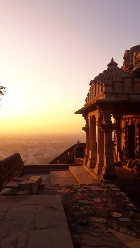 Sunset fort temple chittorgarh Rajasthan Indian Historical Aesthetic, Indian Forts Aesthetic, Indian Monuments Aesthetic, Chittorgarh Fort Photography, Indian Aesthetic Places, Indian Sunset Aesthetic, Rajasthan Aesthetic Pictures, Indian Historical Places, Forts Aesthetic