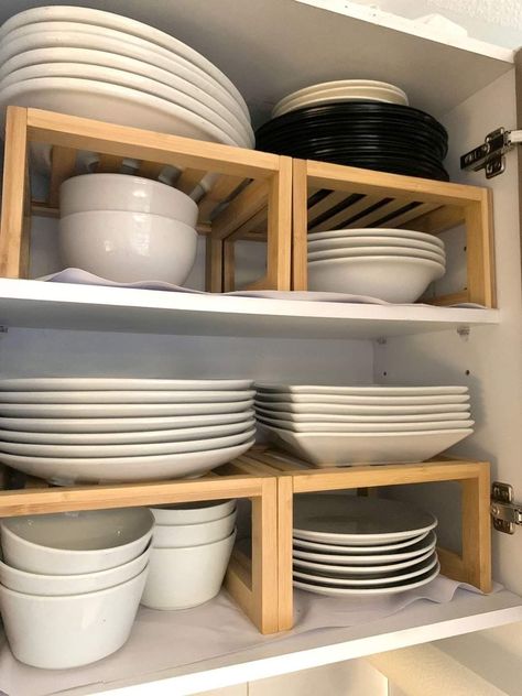 Plates Bowls Organization, House Organisation Aesthetic, Apartment Kitchen Ideas Decor, Cute Kitchen Ideas Apartments, College Kitchen Ideas, Cute Apartment Kitchen, Minimalist Kitchen Organization, Dishes Organization, Kitchen Apartment Ideas