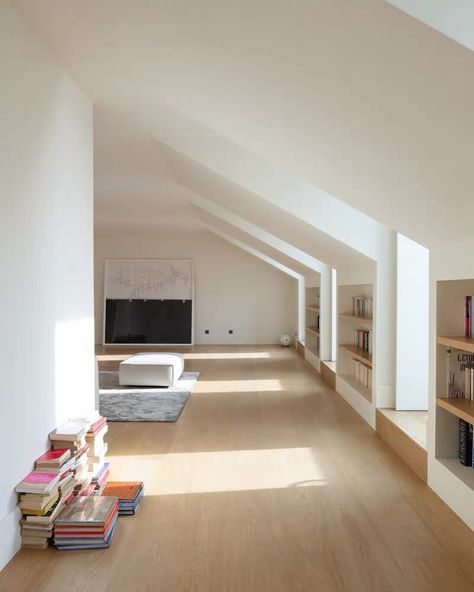 Small Terrace, Interior Design Per La Casa, Interior Minimalista, Attic Remodel, Attic Rooms, Loft Conversion, Design Del Prodotto, Apartment Building, White Interior