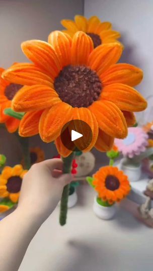 Pipe Cleaner Sunflowers, Pipe Cleaner Projects, Pipe Cleaner Art, Sunflower Crafts, Pipe Cleaner Flowers, Fall Arts And Crafts, Diy Pipe, Pipe Cleaner Crafts, Crochet Clothes For Women