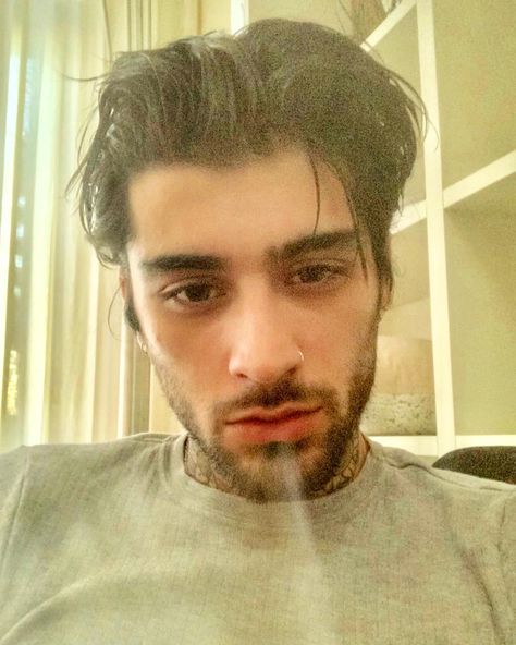 Zayn wants to send you all happy vibes and love with a new selfie😃❤️ Hairstyles Zayn, Zayn Malik Wallpaper, Zayn Malik Hairstyle, Zayn Malik Style, Gambar One Direction, Zayn Malik Pics, Faded Hair, Hair Styles 2014, Happy Vibes