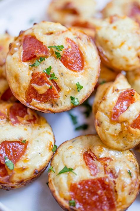 Pepperoni Pizza Bites are a cross between a bagel bite and a pizza muffin and they're ready to bake in just a few minutes. Pizza Bites Recipe, Pepperoni Bites, Pizza Muffin, Pepperoni Pizza Bites, Pizza Flatbread, Pizza Cupcakes, Bagel Bites, Pizza Muffins, Pot Dinners