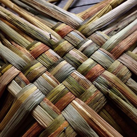 Rosie Farey on Instagram: “Today I'm working on some square baskets. Using up some older rush before the rush from this years harvest down in Somerset is dry and…” Cordage Basket, Homestead Crafts, Rush Baskets, Raffia Crafts, Weaving Diy, Basket Weaving Diy, Basket Weaving Patterns, Inkle Weaving, Willow Weaving