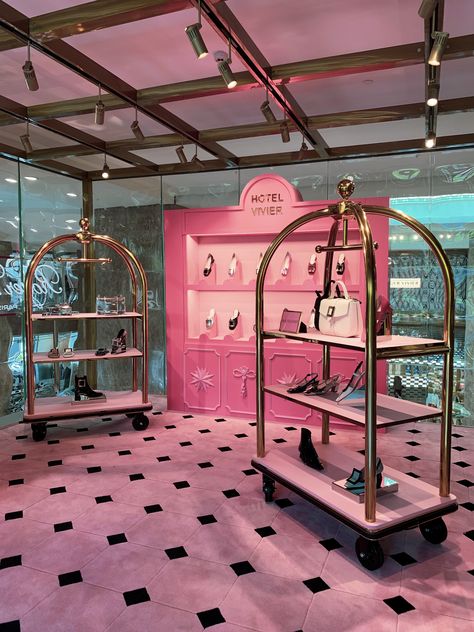 Paris Pink Runway Aesthetic, Pink Retail Store, Pop Up Store Aesthetic, Boutique Pop Up, Pop Up Store Design Ideas, Hotel Trolley, Built In Booth, Parisian Store, Shoe Store Design