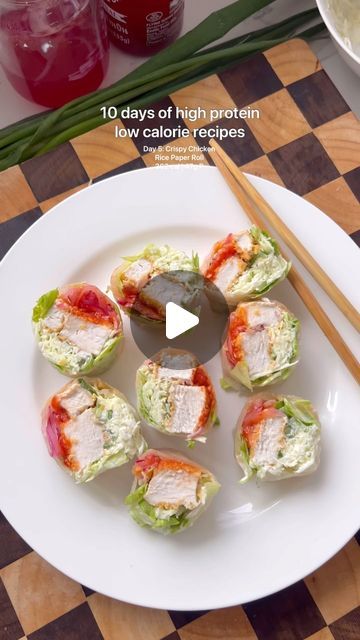 Victoria Minell on Instagram: "GIANT CRISPY CHICKEN RICE PAPER ROLL 🔥 with creamy slaw, pickled onions and sriracha. Day 5 of 10 high protein, low calorie recipes." High Protein Low Calorie Recipes, Creamy Slaw, Salad Roll, Lunch Foods, California Rolls, Salad Rolls, Rice Paper Rolls, Mediterranean Diet Plan, California Roll