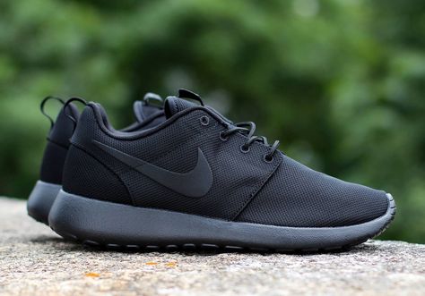 Nike Roshe Run “Triple Black” | KicksOnFire.com. Now those in the service industry with a dress code can wear some trendy kicks. All Black Nikes, Black Nike Sneakers, Adidas Cap, Black Nike Shoes, Baskets Nike, Roshe Run, Nike Shoes Cheap, Nike Roshe Run, Nike Free Shoes