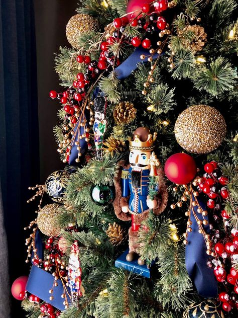 Timeless Classic Nutcracker - Kunna by Karla Toy Soldier Christmas Tree, New Christmas Tree Decor Ideas 2022, Christmas Tree With Nutcrackers, Nutcracker Decorations Ideas, Christmas Tree Decor Ideas 2022, Classic Christmas Tree Decor, New Year Tree Decoration, Timeless Christmas Tree, Navy Blue Christmas Tree