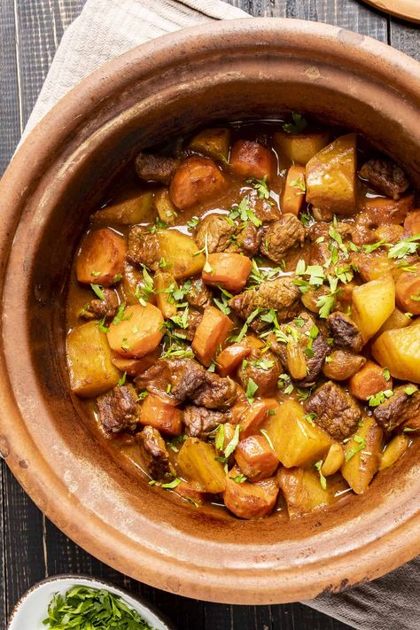 Turkish casserole with beef and vegetables is a super comforting stew. It is slow cooked and you have the most flavorful dish. #turkishrecipe #claypot #earthenware #beefstew #turkishstew Clay Pot Cooking Recipes, Beef Stew Recipes, Turkish Recipe, Stew Beef, Vegetable Beef Soup, Health Dinner, Beef Stew Recipe, Beef Soup, Beef Casserole