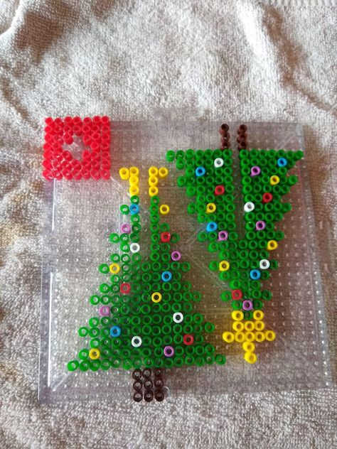 Perler Christmas Tree, Pisla Ideas Christmas, Peeler Bead Ideas Christmas, Pyssla Christmas Ideas, Pyssla Ideas Christmas, Perler Bead Christmas Tree, Perler Beads Christmas, Christmas Perler Bead Patterns, Perler Bead Christmas