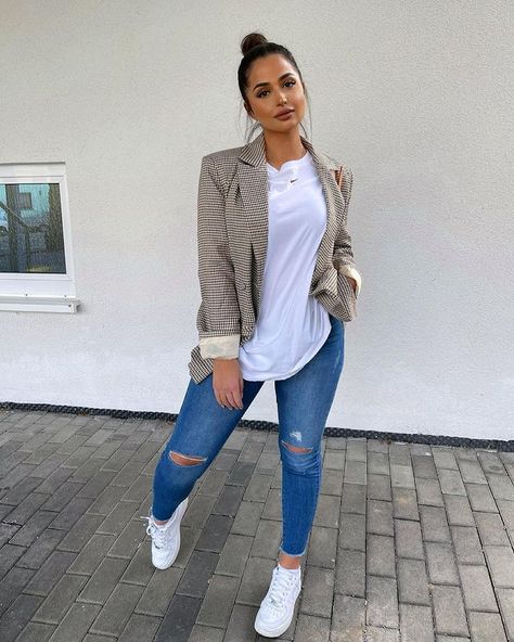 September Outfits Casual Plus Size, Women Causal Outfits Winter, Jeans Flats Outfit Work, Essential Fall Outfits, Rainy Brunch Outfit Fall, Work Safe Outfits, Fall Conservative Outfits, Cute Classy Outfits Summer, Summer Outfits With Long Sleeves