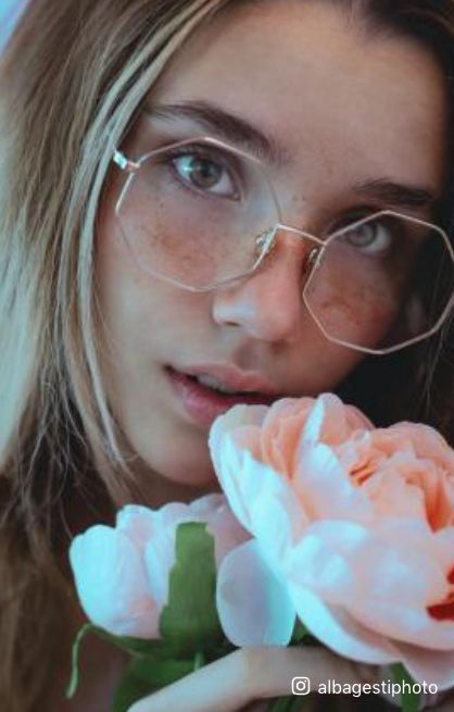 Octagonal Glasses, Foster Grant Reading Glasses, Light Eyeshadow, Bangs And Glasses, Rose Gold Glasses, Eyeshadow Brown, Marc Jacobs Glasses, Female Portrait Photography, Round Lens Sunglasses