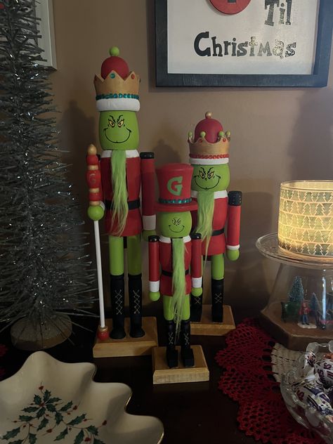 Diy Grinch Nutcracker, Grinch Nutcracker Diy, Wooden Nutcracker Painting Ideas, Nutcracker Display Ideas, Grinch Nutcracker, Nutcracker Diy, Painted Nutcracker, Nutcracker Ideas, Nutcrackers Display