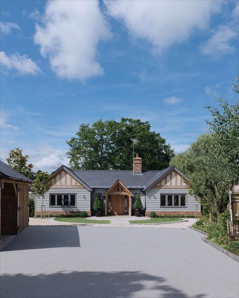 Border Oak on Instagram: “Meadow Cottage, a single storey dream.⁠ ⁠ This beautiful replacement dwelling for an old cottage situated in a leafy Surrey Lane didn't…” Cheap Driveway Ideas, Cheap Driveway, Driveway Ideas Cheap, Interior Design 2024, Bungalow Extensions, Modern Bungalow Exterior, Driveway Ideas, Kerb Appeal, Bungalow Style House Plans