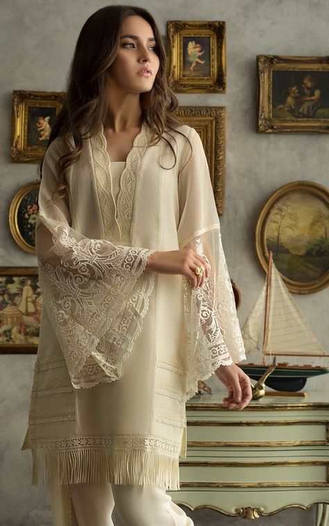 Pakistani Karachi Suits, Designer Suit Designs Indian Style, Karachi Pattern Dress, Chiffon Suits Pakistani, Lahori Pakistani Suit, Karachi Dresses Suits, White Eid Outfit Pakistani, White Pakistani Suit For Eid, Neck Designs For Pakistani Suits