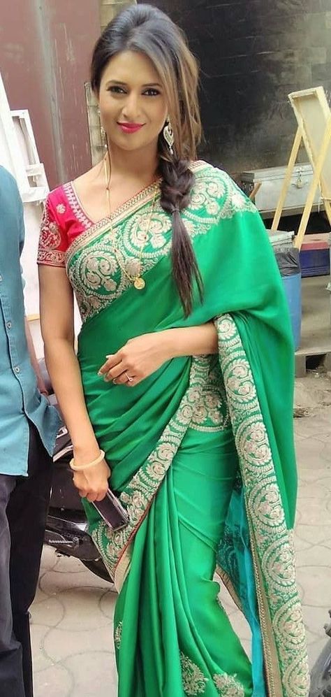 Divyanka Tripathi Saree, Bollywood Designer Sarees, Divyanka Tripathi, Indian Bridal Photos, Modern Saree, Bollywood Hairstyles, India Dress, Indian Tv Actress, Bollywood Girls