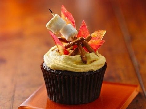 Campfire cupcake Campfire Cupcakes, Baking Design, Campfire Smores, Campfire S'mores, Toasting Marshmallows, Savory Cakes, Smores Cupcakes, Homemade Cupcakes, Pretzel Sticks