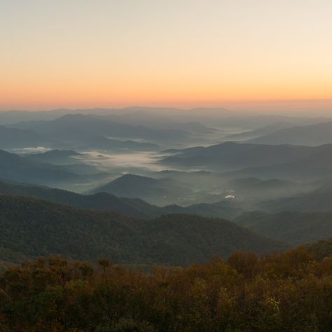 The top of Brasstown Bald is the highest point in Georgia at 4,783 feet above sea level. This summit is part of the Blue Ridge, a sub-range of the Appalachians that runs from Virginia to Georgia. Sweetwater Creek State Park, Kennesaw Mountain, Hiking In Georgia, Ruby Falls, Cloudland Canyon, Helen Georgia, Chattahoochee National Forest, Blue Ridge Georgia, North Georgia Mountains