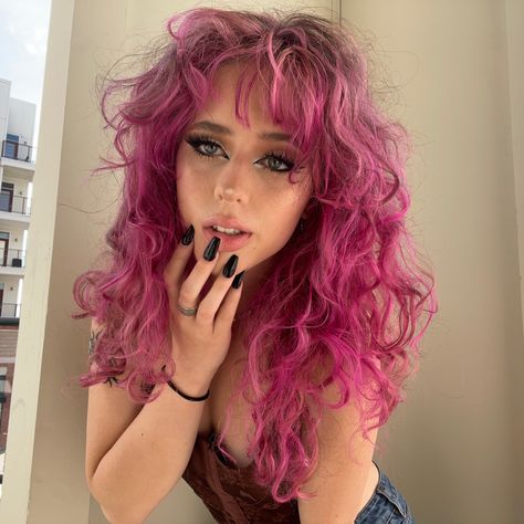 Pink Hair On Curly Hair, Brown And Pink Hair Curly, Light Pink Curly Hair, Pink Hair Curly, Curly Light Brown Hair, Doll Curly Hair, Curly Pink Hair, Pink Curly Hair, Brown And Pink Hair