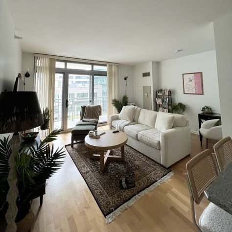 Chicago Apartment Decor, Modern Parisian Bedroom, Dark Wood Floors Living Room, White Walls Living Room, Leather Couches Living Room, Natural Wood Flooring, Natural Living Room, White Sofa, Round Wood Coffee Table