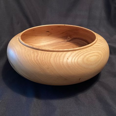 12 1/2” ash bowl with beaded rim. | American Association of Woodturners Wood Turning Bowls Ideas, Wooden Plates And Bowls, Bowl Shapes, Wood Turned Bowls, Turned Bowls, Wood Turning Ideas, Bowl Turning, Turning Projects, Wood Turning Projects