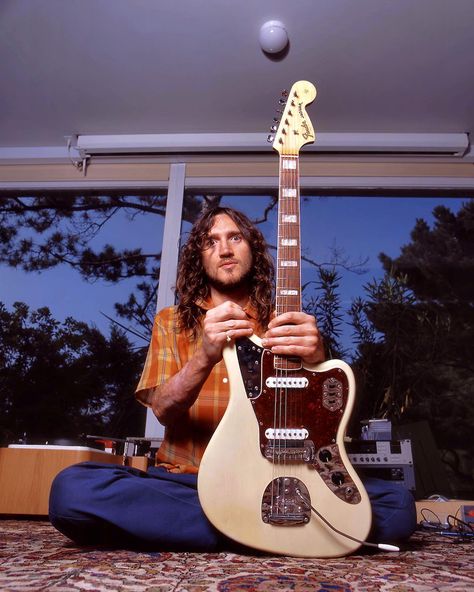 Frusciante & the Jag. #fenderjaguar #johnfrusciante #fender #redhotchilipeppers #jaguar Electric Ladyland, John Frusciante, My Bible, Hottest Chili Pepper, Joan Jett, Red Hot Chili Peppers, Chili Peppers, Hot Chili, Most Beautiful Man