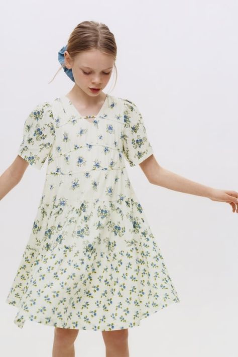 Discover great products at the best prices at Dealmoon. Zara FLORAL DRESS. Price:$39.90 at Zara Zara Kids Dress, Floral Tulle Dress, Zara Floral Dress, Girls Spring Dresses, Embroidered Tulle Dress, Cord Dress, Balloon Dress, Girl Trends, Geometric Print Dress