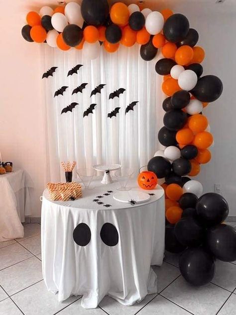 Halloween Backdrop Photobooth, Halloween Backdrop Ideas, Halloween Party Decor Ideas, Halloween Party Backdrop, Halloween First Birthday, Halloween Themed Birthday Party, Diy Halloween Treats, Halloween Party Decor Diy, Halloween Infantil