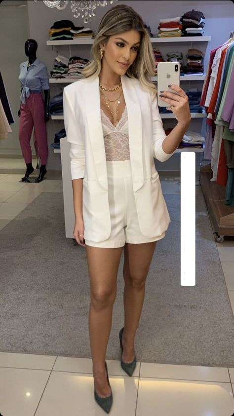 What To Wear To A Circus Show, Short And Blazer Outfit Classy, White Shorts Wedding Outfit, Look Blazer E Short, Blazer Blanco Outfit Fiesta, Blazer Con Short Elegante, Outfit Blazer Blanco Elegante, Outfits Todo Blanco, Outfits Con Blazer Blanco