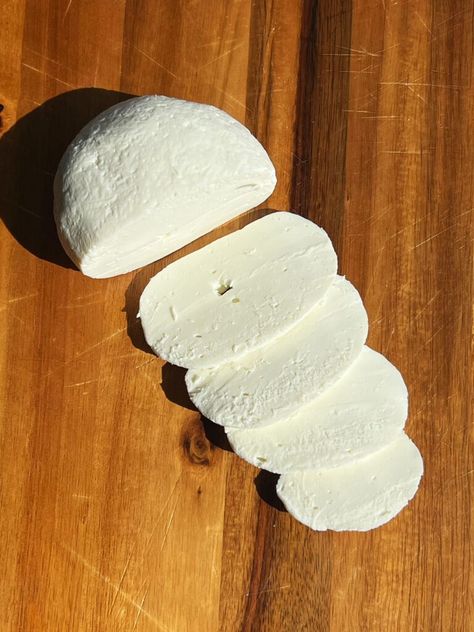 How to Make Mozzarella Cheese (2 ingredients: Milk and Vinegar) Homemade Mozzarella No Rennet, Homemade Mozzarella Without Rennet, Milk And Vinegar Cheese, How To Make Motzerrela, Motzerrela Cheese, Mozarella Ball Recipe, How To Make Mozzarella, How To Make Mozzarella Cheese, Make White Vinegar