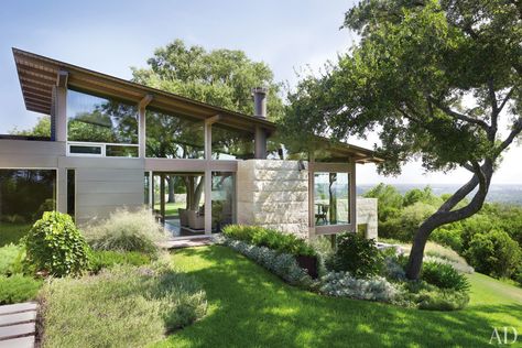 Lake | Flato Architects and Terry Hunziker Design a Hillside House in Austin, Texas Photos | Architectural Digest Lake Flato, Hill Country Homes, A Modern House, Exterior Houses, Hillside House, Modern Ranch, Exterior Cladding, Texas Homes, Modern Houses