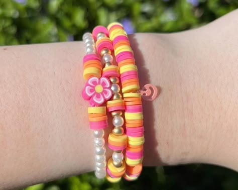 Cute pink yellow and orange floral bracelet Spring Bracelet Ideas, Bracket Ideas, Make Clay Beads, Bracelet Business, Colorful Bead Bracelets, Clay Bracelets, Clay Bead Necklace, Preppy Bracelets, Homemade Bracelets